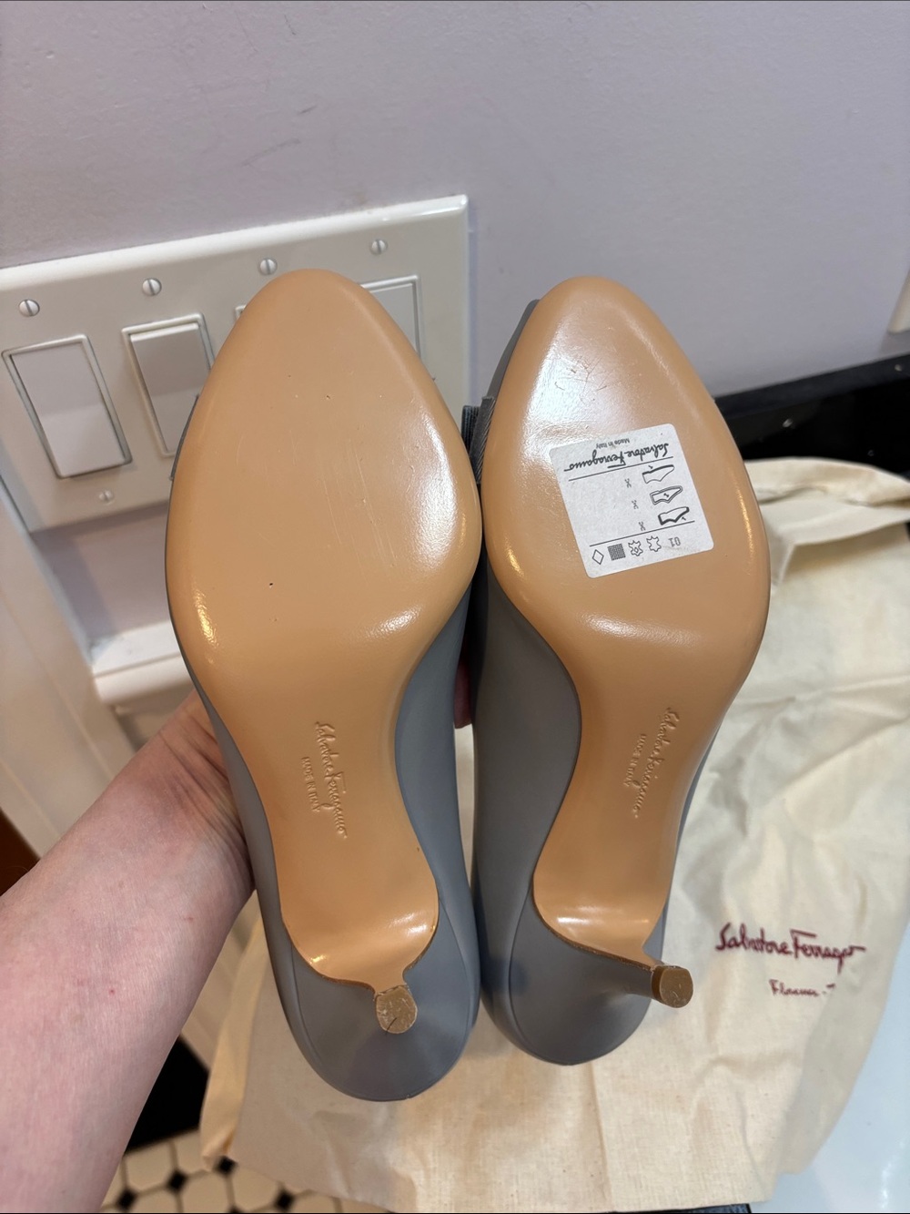 NWT Salvatore Ferragamo Gray Leather Vara Bow Peep-Toe Pumps - Picture 4 of 8